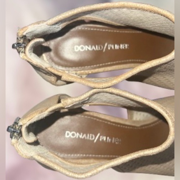 NWOT, Donald/Pliner perforated metallic leather wedge, sz 8.5 - Picture 5 of 7